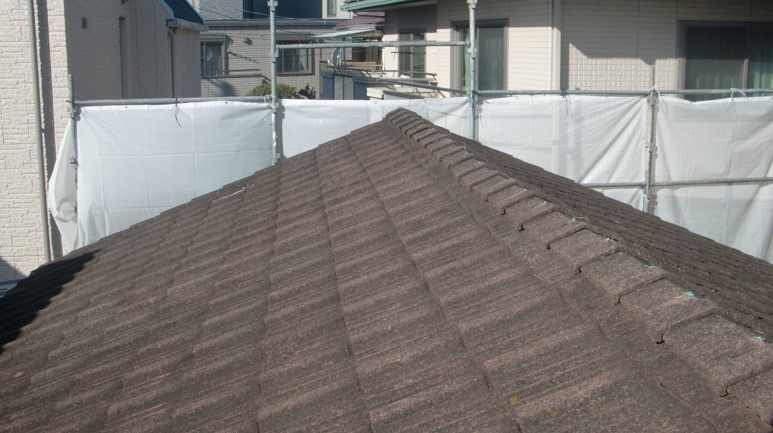 墨田区にて雨漏り防止の屋根修理〈セメント瓦からの葺き替え〉 施工前