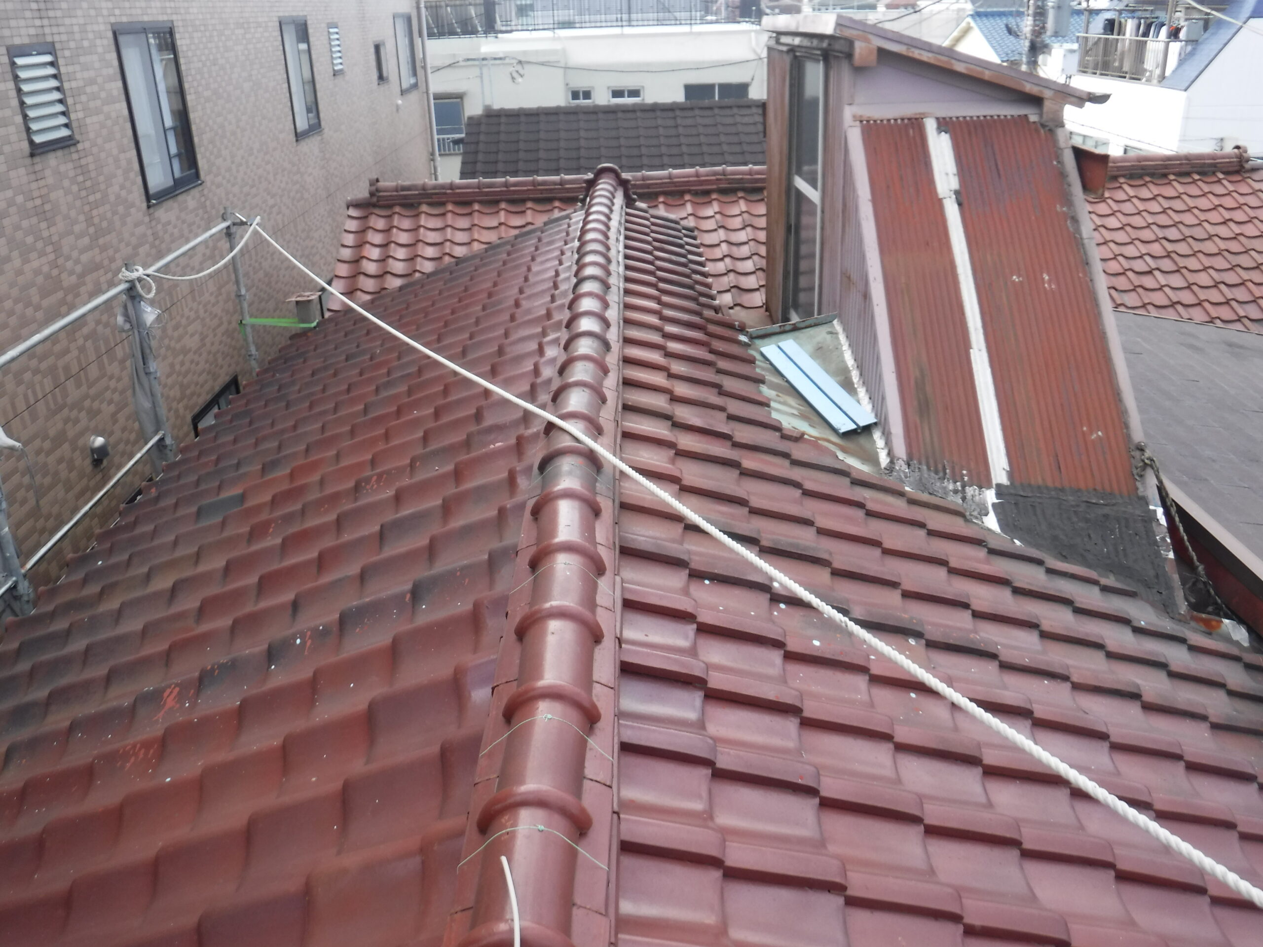 墨田区にて瓦屋根雨漏り修理〈錆びた金属屋根も全面葺き替え〉 施工前