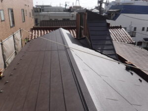 墨田区にて瓦屋根雨漏り修理〈錆びた金属屋根も全面葺き替え〉 施工後