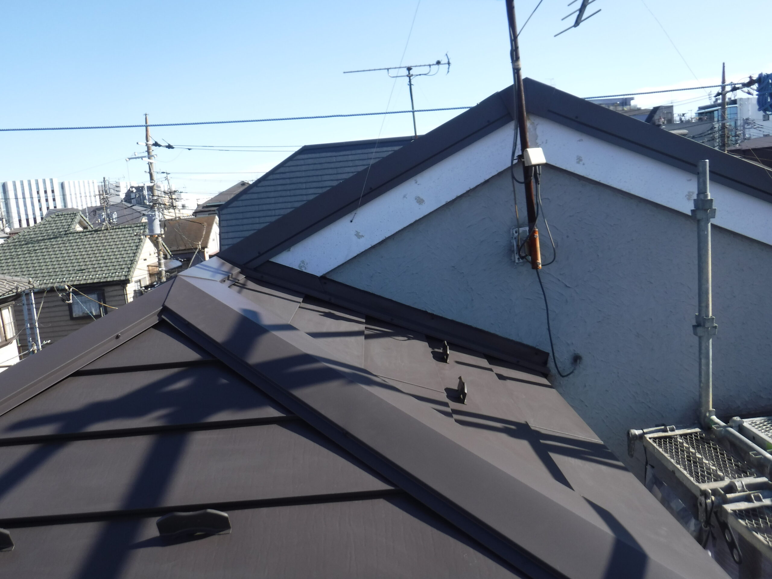 墨田区にて雨漏り修理〈2階天井の雨染み・カバー工法〉 施工後
