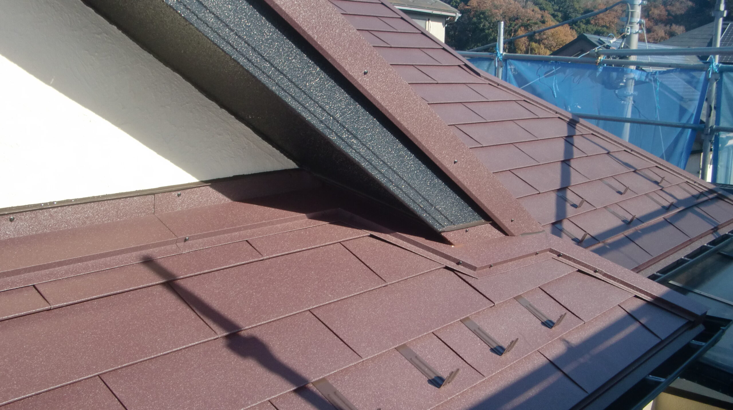 墨田区にて台風後の雨漏り修理〈錆びに強い屋根材でカバー〉 施工後