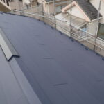 墨田区にて雨漏り防止の屋根修理〈苔の増えたスレート屋根〉 施工後